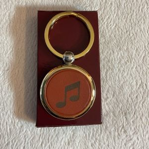 Key chain w/ musical note on leather